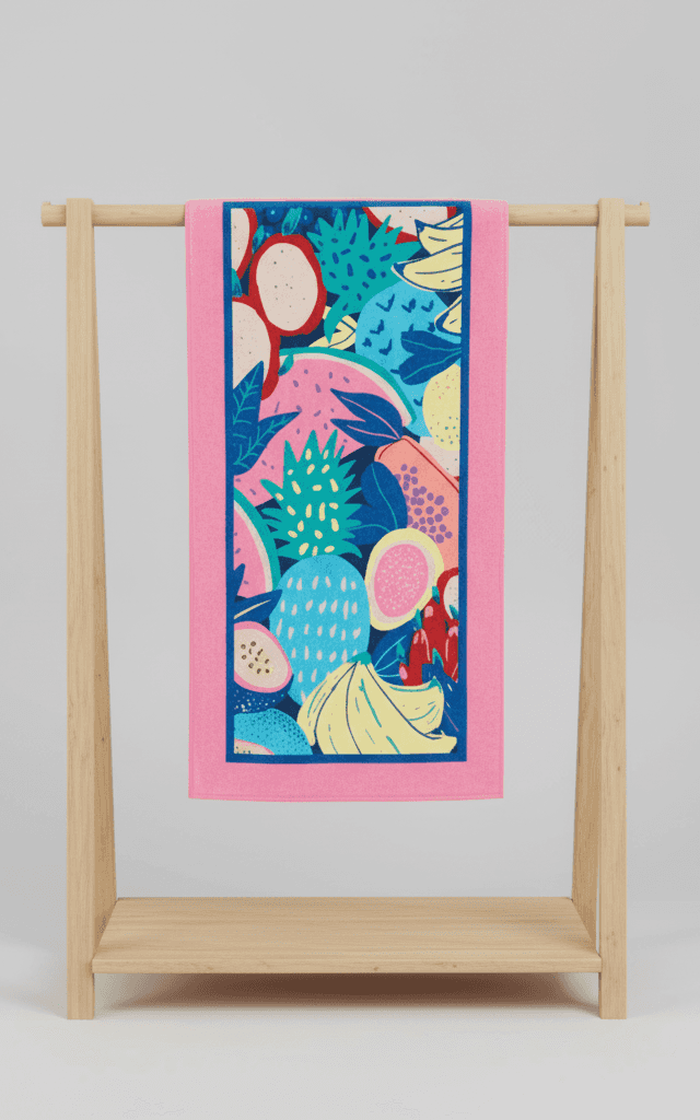 Toalla rosa con patrón gráfico vibrante de frutas tropicales con frutas exóticas y borde azul