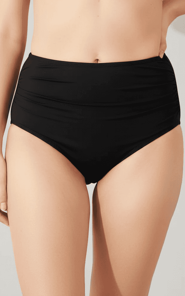 Braguitas de bikini con diseño de talle alto fruncido en negro sólido, proporcionando máxima cobertura y control de barriga.