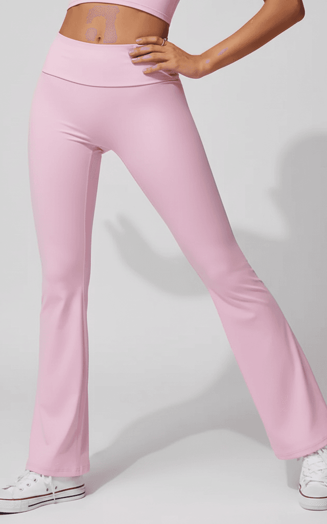 Pantalones de yoga rosa claro acampanados con cintura alta, inspirados en la moda retro Y2K